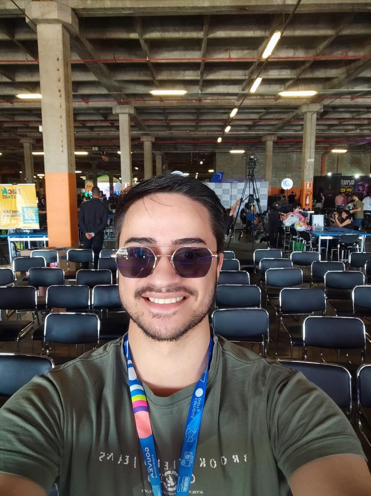 Atirson apresentando projeto